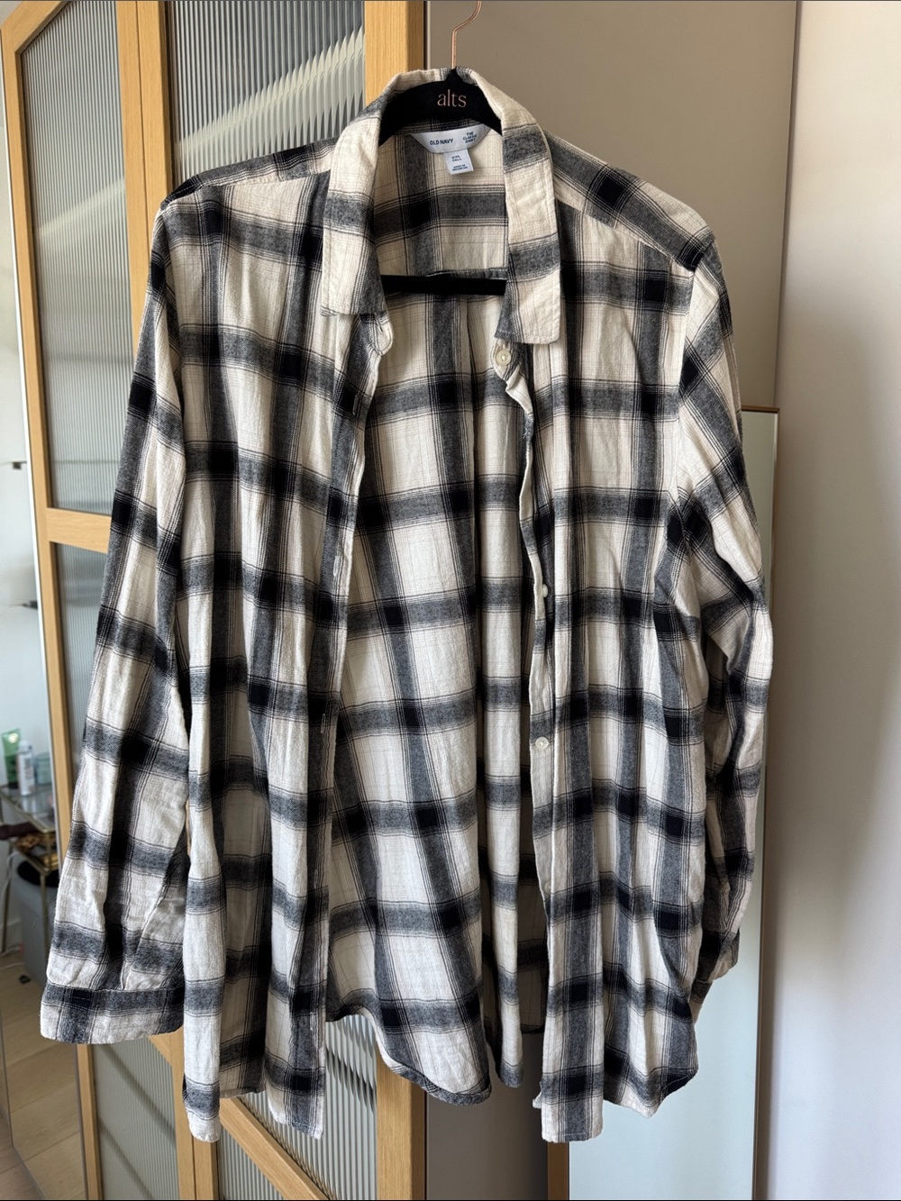 Old Navy Black & White Plaid Long-Sleeve Button-Down Shirt